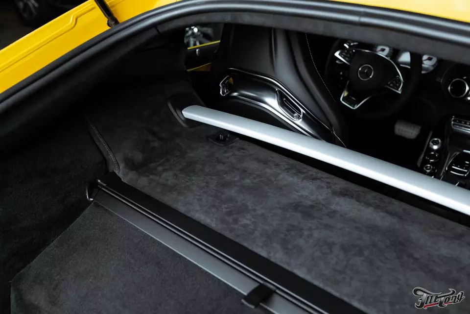 Mercedes AMG GTs. Полная антигравийная защита, ремни безопасности в цвет кузова, перетяжка в алькантару крышки багажника и подиума за сидениями. Пошив накладки подушки руля в натуральную кожу.